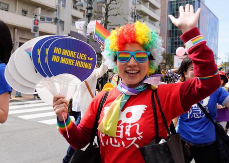 Un sostenitore della comunitá LGBT partecipa in una manifestazione gay.