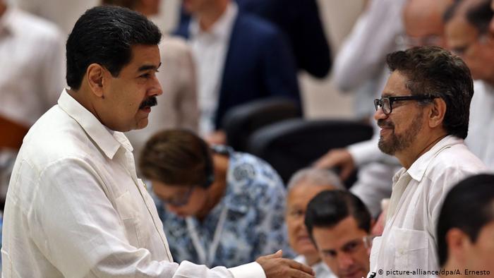 Il presidente Maduro (S) saluta al comandante e capo negoziatore delle Farc Iván Márquez durante firma degli accordi di pace in Colombia del 2016.