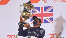 Il britannico driver Lewis Hamilton di Mercedes-AMG Petronas festeggia sul pódio la vittoria nel Circuito di Grand of Bahrain. 29 November 2020.