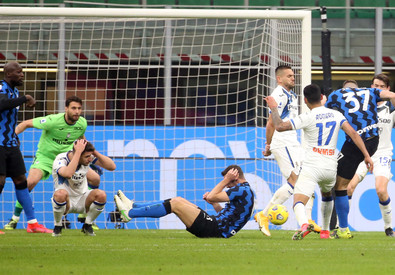 Skriniar calcia a rete pér segnare il gol della vittoria contra l' Atalanta.