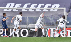 Adolfo Gaich (C) festeggia dopo aver segnato il gol con cui il Benevento batte la Juventus all'Allianz Stadium di Torino.