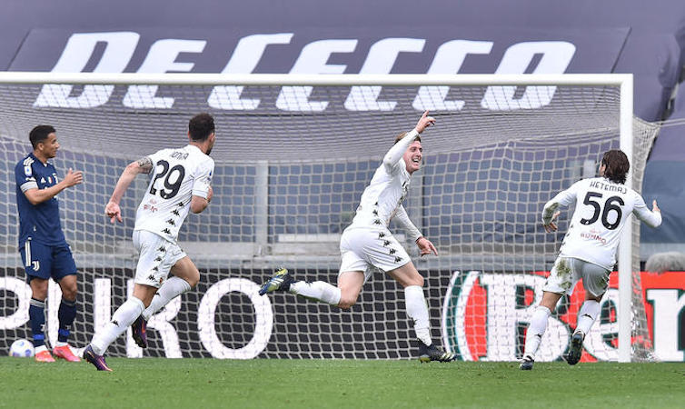 Adolfo Gaich (C) festeggia dopo aver segnato il gol con cui il Benevento batte la Juventus all'Allianz Stadium di Torino.