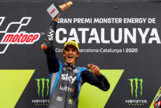 Luca Marini esulta sul podio di Barcellona dopo aver vinto la gara nel 2020.