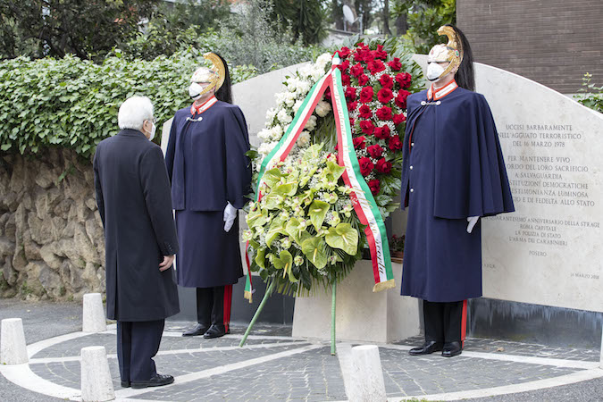 Il Presidente Sergio Mattarella depone una corona di fiori dinanzi alla lapide che ricorda il tragico agguato all'On. Aldo Moro e agli uomini della sua scorta