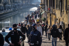 Polizia e Carabinieri controllano gli accessi sul Naviglio Grande - Folla e controlli di polizia su navigli e darsena la domenica pomeriggio in zona arancione