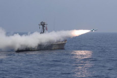 Sparo di un missile da una nave iraniana durante una esercitazione militare nel golfo di Oman.