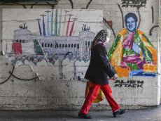 L'ex primo ministro Giuseppe Conte ritratto dallo street artist Alien Attack alla guida del Movimento 5 Stelle vestito da Napoleone ispirato dal dipinto "Il ritratto di Napoleone" di Andrea Appiani,