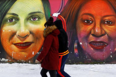 Due donne passano davanti al murale femminista con i volti di Rigoberta Manchu e Rosa Parks a Madrid, in un'immagine d'archivio.