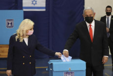 Il primo ministro d'Israele Benyamin Netanyahu e sua moglie Sara depositano il voto.