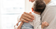 Un padre con il figlioletto in braccio