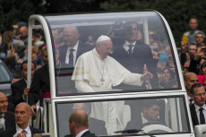 In una foto d'archivio Papa Francesco sfila a bordo della papamobile tra i fedeli durante la sua visita a Cesena,