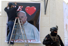 Manifesti di benvenuto per il viaggio di Papa Francesco in Iraq.