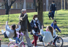 Genitori con i figli in un parco a Milano.