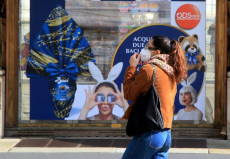 Un negozio a Milano decorato con uova di Pasqua..