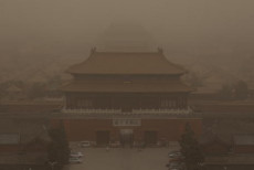 Veduta della Cittá Prohibitra di Pechino in mezzo aalla tormenta di sabb
