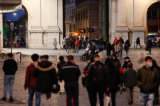 Gruppi di persone riunite in Piazza del Popolo a Roma, il giorno prima del lokcdown.