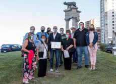 Mauricio Dayub sotto il monumento alla Lupa Romana nella Piazza del Campidoglio di Mar del Plata.