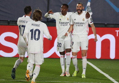 Benzema e compagni esultano dopo il gol del 1-0 del francese.