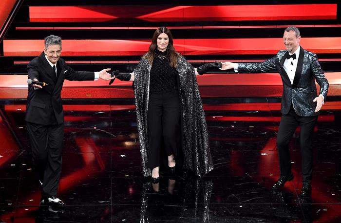 Laura Pausini sul palco del Festival di Sanremo con Rosario Fiorello e Amadeus..