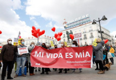 Membri dell'associazione 'Derecho a Morir Dignamente, sostengono uno striscione con la scritta "La mia vita é mia"