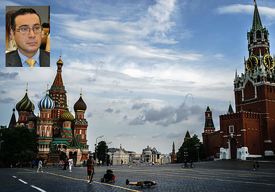Nella foto l'ufficiale della Marina militare Walter Biot. Sullo sfondo la piazza rossa di Mosca.