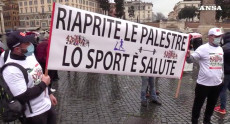 Manifestazione di protesta di addetti allo sport a Piazza del Popolo, Roma.