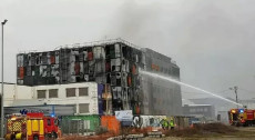 Pompieri spengono le fiamme nello stabilimento del data center "OVHcloud" a Strasburgo.