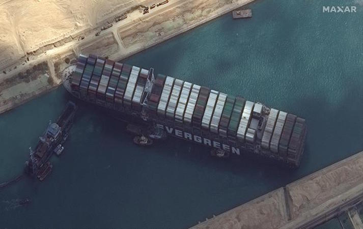 Un'immagine dal satellite della porta container Ever Given che sta bloccando il canale di Suez.