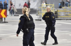 Agenti della polizia svedese nella zona dell'attacco ai passanti.