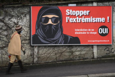 Svizzera, manifesti di propaganda a favore del sì nel referendum per proibire l'uso della burqa in pubblico.