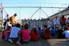 3.700 minori sotto custodia autorità al confine Texas-Messico.