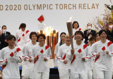 Atleti portano la torcia olimpica Tokyo 2021