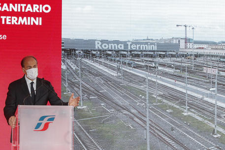 Il CEO delle Ferrovie dello Stato Group, Gianfranco Battisti, durante la presentazione del treno sanitario alla stazione Termini di Roma.