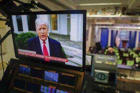L'immagine dell'expresidente americano Donald Trump in uno schermo di Tv.