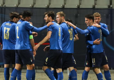 Gli azzurrini esultano dopo la vittoria sulla Slovenia 4-0.