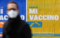 Sono centinaia i manifesti apposti in città per la campagna informativa sulle vaccinazioni della Regione Liguria, Genova