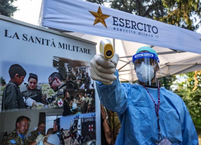 Vaccinazioni anti-Covid al drive dell'Esercito al Baggio di Milano