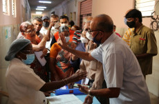 Indiani fanno la fila per vaccinarsi in un centro di Mombai