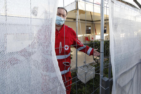Il personale della Croce Rossa informa le persone che avevano una prenotazione per essere vaccinate nel centro vaccinale della Stazione Termini dopo la sospensione del vaccino Astrazeneca, Roma 15 marzo 2021
