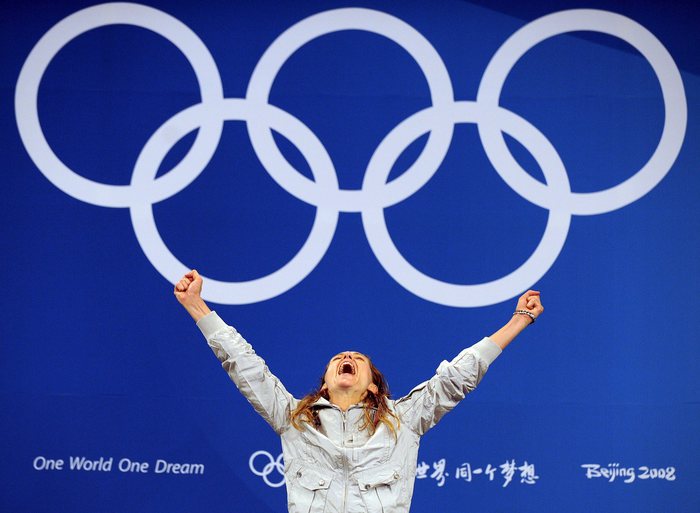 Valentina Vezzali esulta dopo aver vinto la medaglia d'oro alle Olimpiadi di Beijing 2008