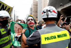 Manifestanti pro-Bolsonaro protestano contro il lockdown per la pandemia a Sao Paulo. Immagine d'archivio.