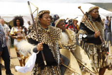 In una foto d'archivio, Goodwill Zwelithini, il re degli Zulu, vestito di pelli d'animale, si è spento all'età di 72 anni.