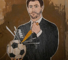 Il murales con Agnelli che buca un pallone davanti alla Fig.