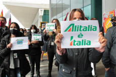 Lavoratori di Alitalia manifestano a Fiumicino con cartelli con la scritta "Alitalia é Italia".Archivio.
