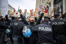 La manifestazione dei lavoratori di Alitalia il mese scorso a Roma.