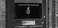 Porta dell'ufficio di Amnesty International a Londra.