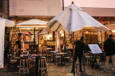 Un bar/ristorante a Roma durante la chiusura in una foto d'archivio.