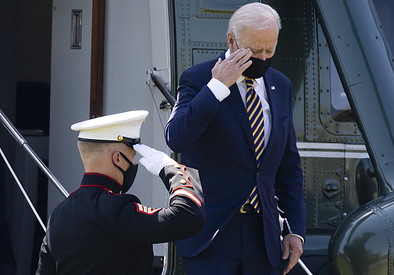Il presidente americano Joe Biden saluta ad un soldato mentre scende sall'aereo.