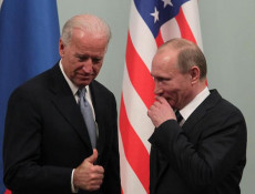 In una foto d'archivio, l'allora Vice-presidente Joe Biden con Vladimir Putindurante un meeting a Mosca nel 2011.