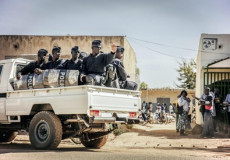 Agenti della polizia pattugliano una strada a Burkina Fasso